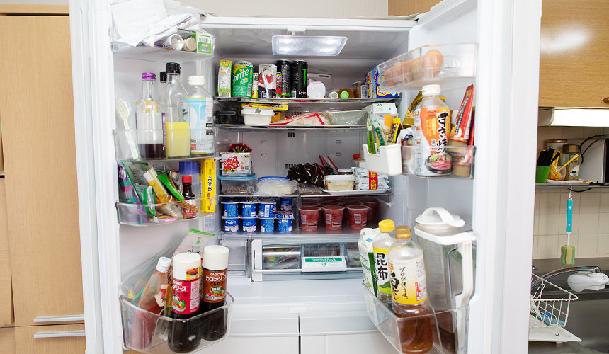 まとめ買いした食材や冷蔵庫に入れなくてもいい食材が混在していて、同じ分類の食材がバラバラに収納されています。